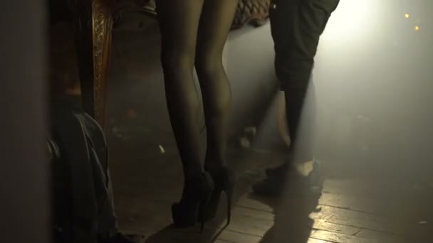 Regard arrière de jambes PJ et DJ dansant sur la scène 4K — Video