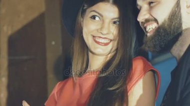 Ekmekli Dj, gece kulübünde flört yakınındaki dans çekici kız. Yavaş yavaş