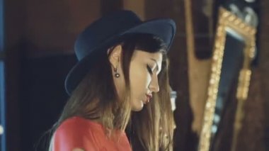 Çekici kız yakın dans gece kulübünde Dj tava