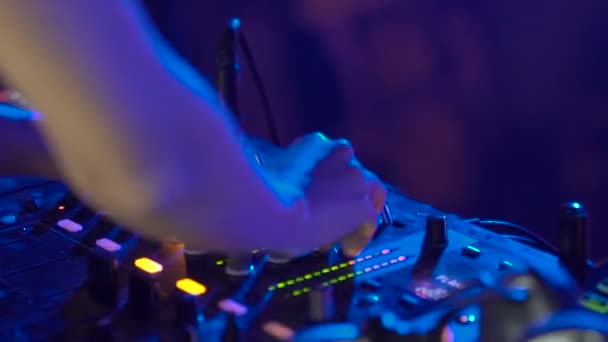 Mani di DJ modificare vari controlli traccia sul ponte djs — Video Stock