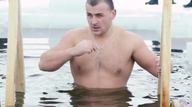 Genç adam eğlence yüzme buz deliğe sahip