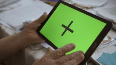 El screenin bir yeşil yatay yönde boş tablet Pc. 4k