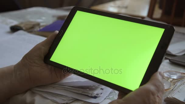 Um tablet PC em branco na orientação paisagem com uma tela verde nas mãos. 4k — Vídeo de Stock