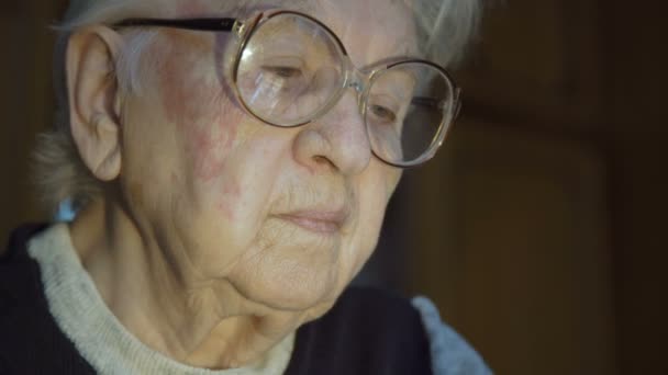 Retrato de la vieja y arrugada abuela sola cansada mirando la cámara — Vídeos de Stock