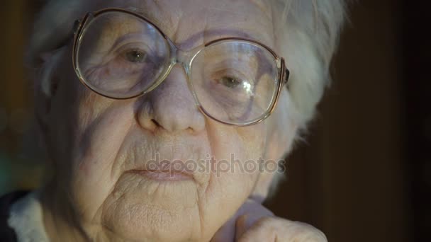 Eski buruşuk portre yalnız büyükanne kameraya bakarak yorgun — Stok video