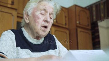 Bir antlaşma okur yaşlı kadın