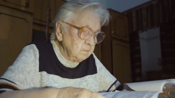 Den gamla kvinnan som arbetar med dokument — Stockvideo