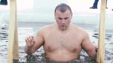 Genç adam buz delik yavaş çekim eğlence yüzme sahip