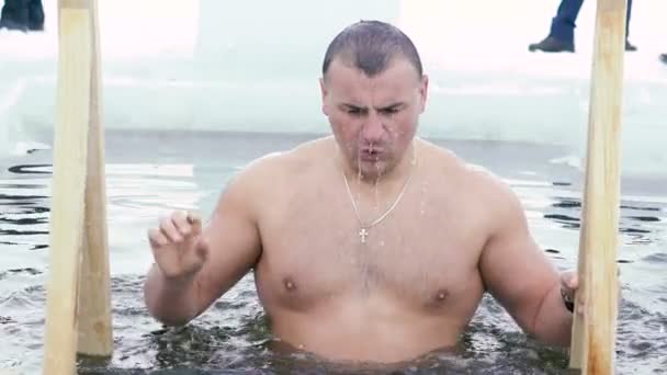 Młody człowiek po kąpieli rekreacyjnych w lodzie otwór wolne strzelectwo — Wideo stockowe