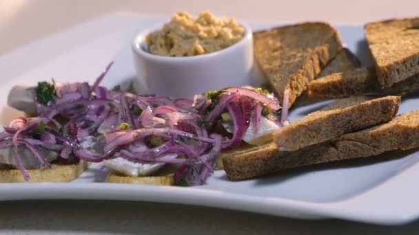 Primer plano de la deliciosa presentación del plato — Vídeo de stock