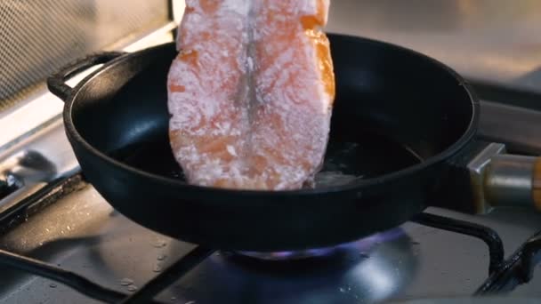 Gros plan sur le steak frit 