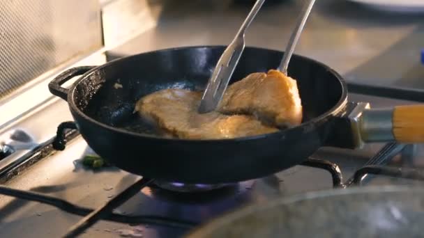 Κοντινό πλάνο του τηγανίσματος μπριζόλα — Αρχείο Βίντεο