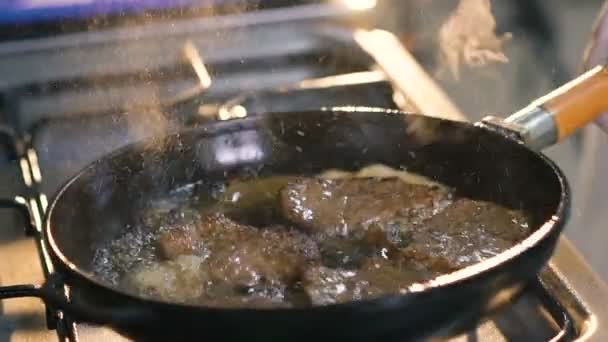 Primo piano della bistecca fritta — Video Stock