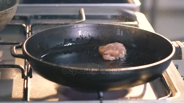 Gros plan sur le steak frit 