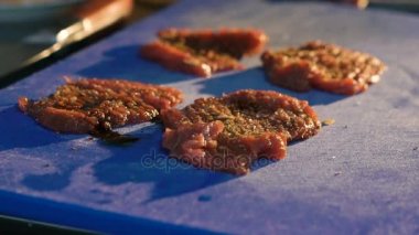 Sosu ile dökülen et pirzola, yakın çekim. Ağır çekim