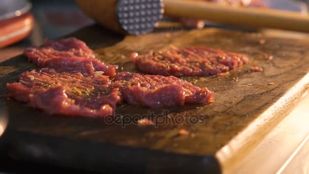 Zblízka aromatické maso kotlety. Zpomalený pohyb — Stock video