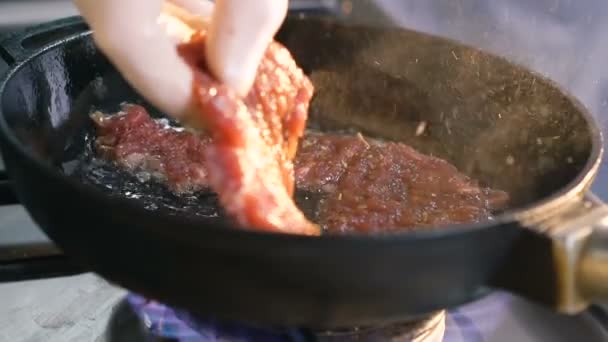 Κοντινό πλάνο της τηγάνισμα κρέατα μπριζόλες. Αργή κίνηση — Αρχείο Βίντεο