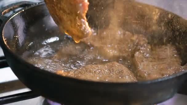 Κοντινό πλάνο της τηγάνισμα κρέατα μπριζόλες. Αργή κίνηση — Αρχείο Βίντεο