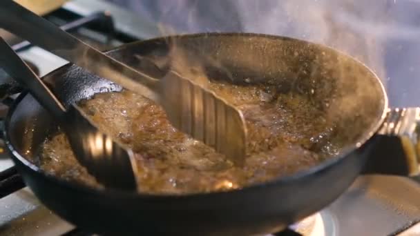 Cierre de chuletas de carnes fritas. Movimiento lento — Vídeo de stock