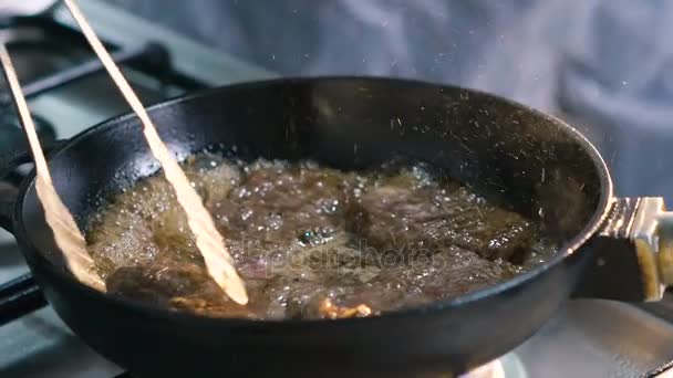 Fechar com costeletas de carnes fritas. Movimento lento — Vídeo de Stock