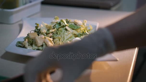 Jefe Maestro haciendo presentación de ensalada en 4K — Vídeos de Stock