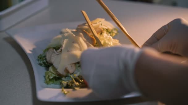 Майстер-керівник робить презентацію салату в 4K — стокове відео