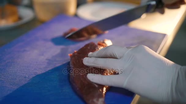 Close up de mestre chefe de corte de carne na cozinha 4K — Vídeo de Stock