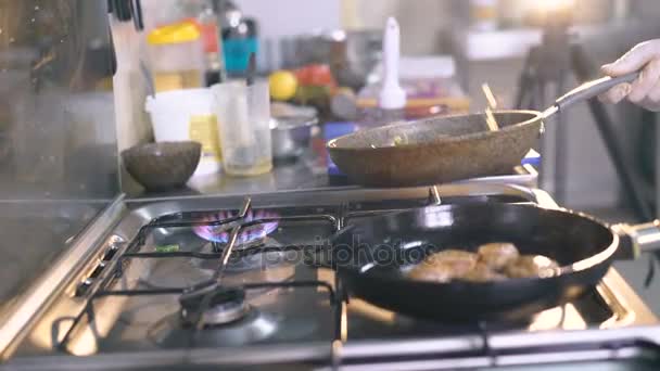 Chuletas de freír jefe en 4K — Vídeo de stock