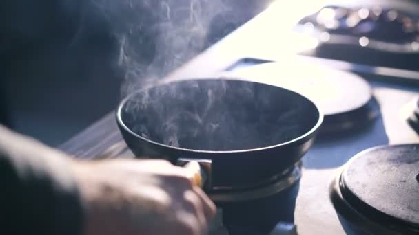 Chef secouant poêle à frire chaude en 4K — Video