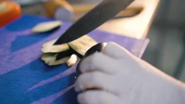 Chief chopping eggplant in 4K — Stock Video