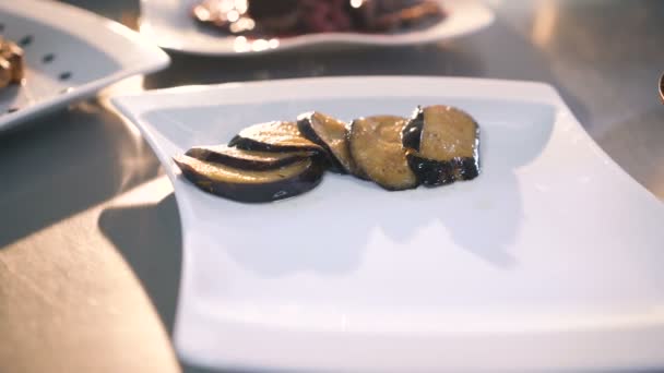 Chefe fazendo apresentação de alimentos em 4K — Vídeo de Stock