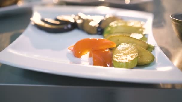 Chefe fazendo apresentação de alimentos em 4K — Vídeo de Stock