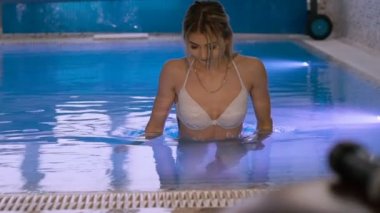 Güzel kız yüzme ve havza çıkıyor. Yavaş yavaş