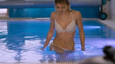 Güzel kız yüzme ve havza çıkıyor. Yavaş yavaş