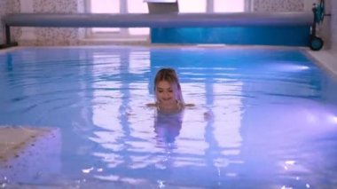 Yüzme ve 4 k Havzası'ndan çıkıyor güzel kız