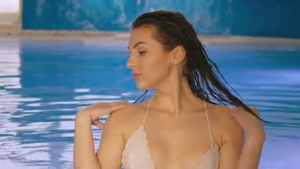 Jolie fille posant dans l'eau et souriant à la caméra. Doucement. — Video