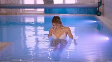 Yüzme ve 4 k Havzası'ndan çıkıyor güzel kız