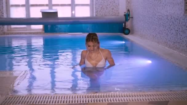 Jolie fille nageant et sortant du bassin en 4K — Video