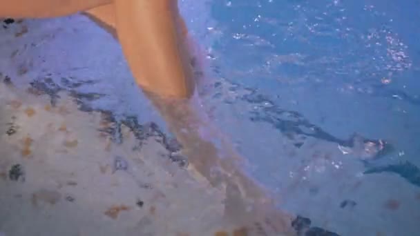 Close up van benen ploeteren in bekken in 4k — Stockvideo