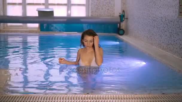Страстная девушка выходит из бассейна 4K — стоковое видео