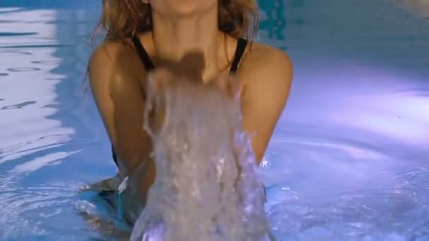 Close up van meisje in badpak ploeteren in het water. Langzaam — Stockvideo