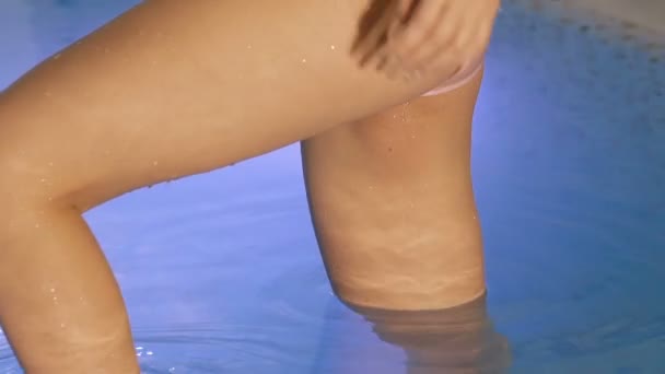 Primo piano di sexy ragazze bagnate glutei in posa in bikini in bacino. Lentamente. — Video Stock