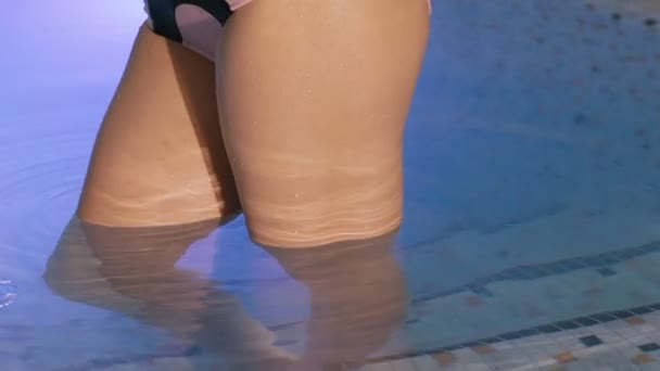 Primo piano di sexy ragazze bagnate glutei in posa in bikini in bacino. Lentamente. — Video Stock