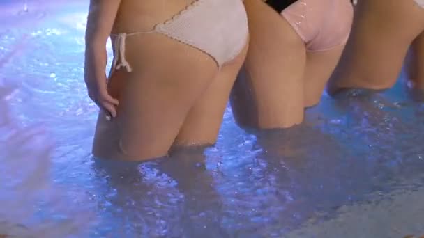 Trois filles passionnées posant leurs fesses nues dans le bassin. Doucement. — Video