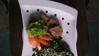 Et ve sebze 4 k tabakta yemek geri dön