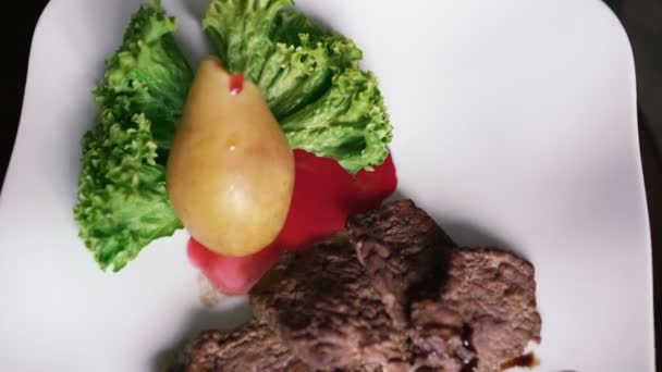 Intorno piatto di carne e verdure sul piatto in 4K — Video Stock