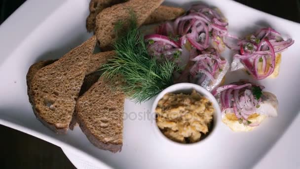 Il primo piano di piatto di pani tostati con cipolla ruota sul piatto in 4K — Video Stock