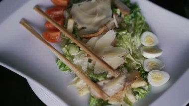 4 k plaka üzerinde etrafında dönen deniz ürünleri yemek yakın çekim