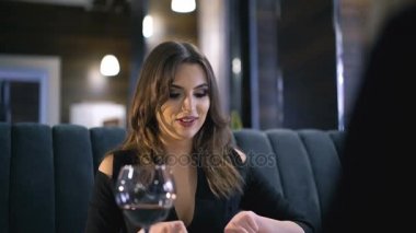 Yemek, şarap içme ve şık restoranda 4 k konuşma şık kızlar