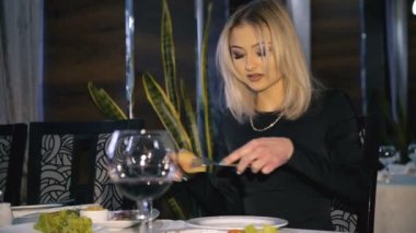 Restoranda bir yemek yiyor, sohbet ve 4 k gülümseyen güzel kızlar